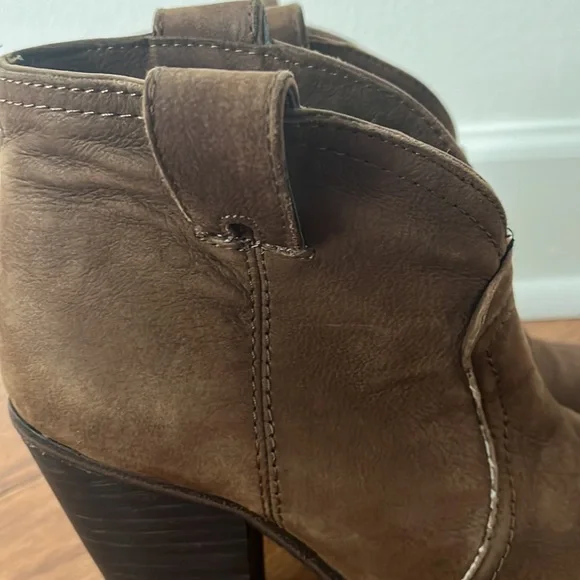 Vince Camuto ‘Hillsy’ Almond Toe Ankle Bootie - Picture 8 of 9